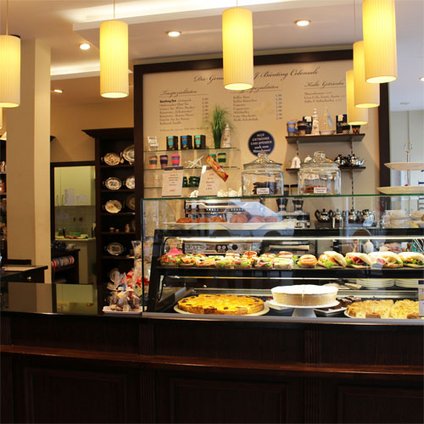 Bünting Coloniale Tresen mit Kuchen