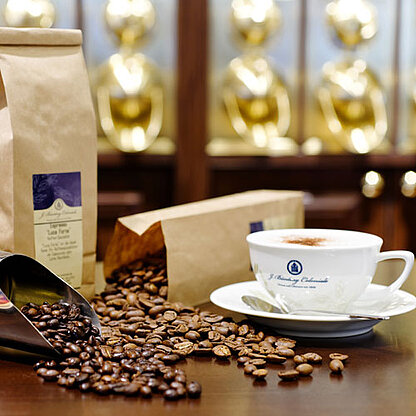 Bünting Coloniale offene Kaffeebohnen mit Tasse Kaffee