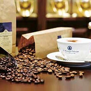 Bild offene Kaffeepackung und Bohnen